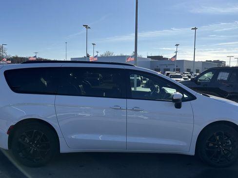 Used 2023 Chrysler Pacifica Touring-L w/ Uconnect Theater Family Group image 11