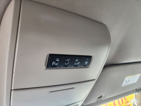 Used 2014 Chrysler Town & Country Touring image 18