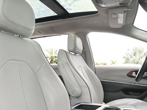 Used 2020 Chrysler Pacifica Limited image 20