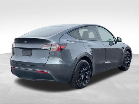Used 2022 Tesla Model Y Long Range image 3