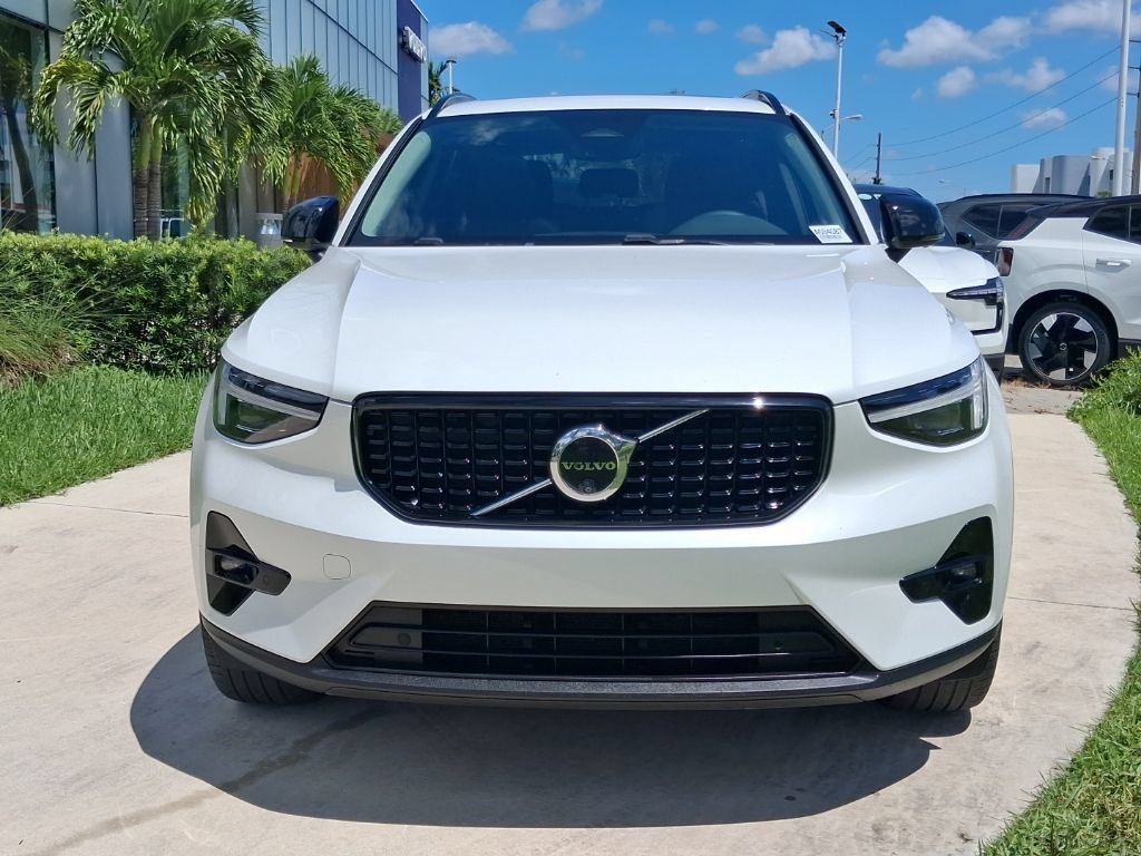 Used 2025 Volvo XC40 B5 Ultra AWD/4WD image 2