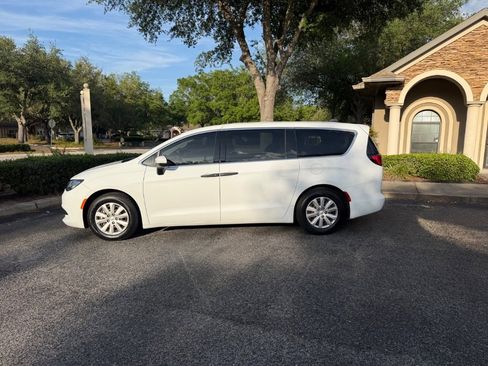 Used 2021 Chrysler Voyager L image 10