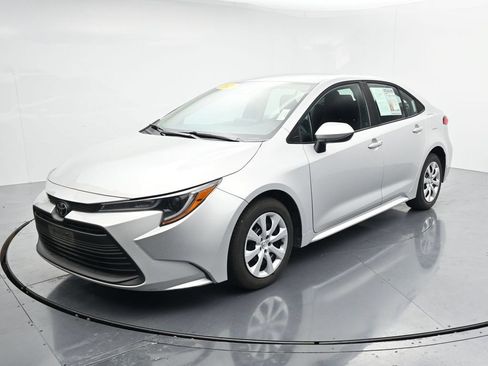 Used 2023 Toyota Corolla LE FWD image 4
