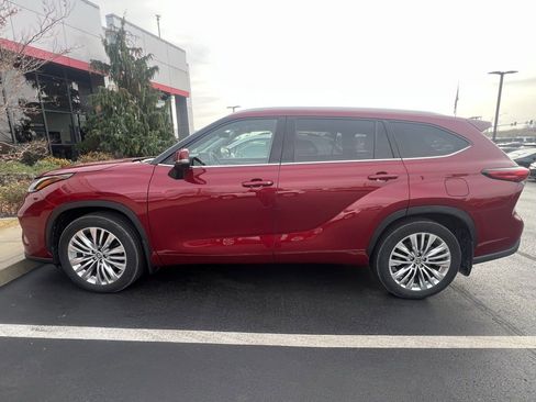 Used 2023 Toyota Highlander Platinum image 2