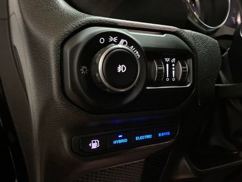 Used 2022 Jeep Wrangler Unlimited Sahara AWD/4WD image 35
