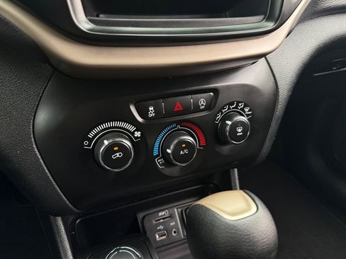 Used 2018 Jeep Cherokee Latitude image 37