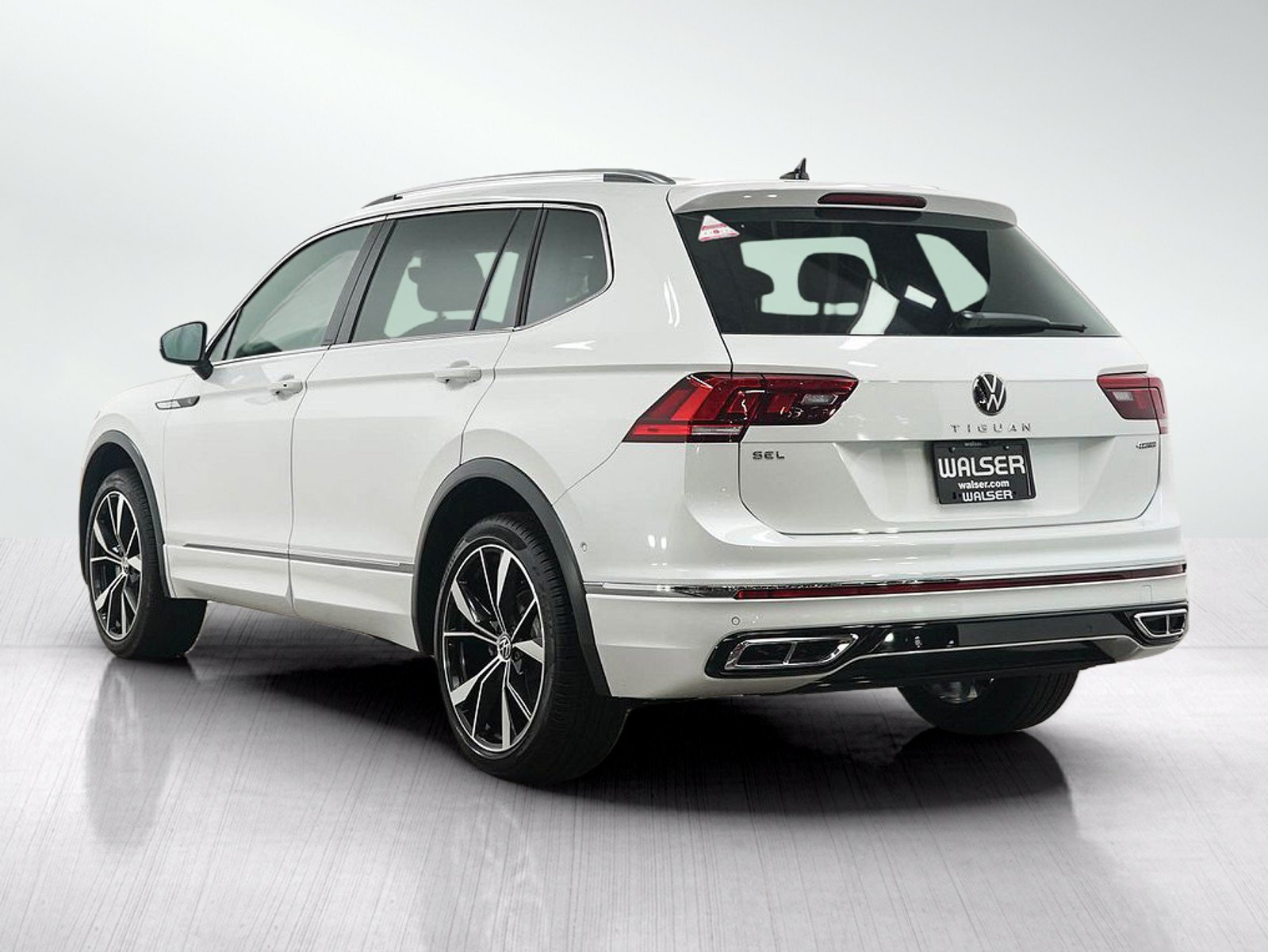 Used 2024 Volkswagen Tiguan SEL R-Line AWD/4WD image 3