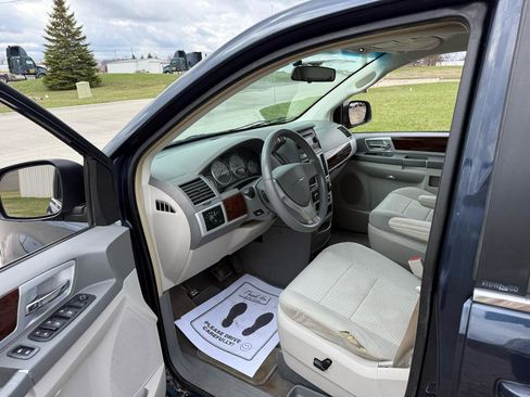 Used 2009 Chrysler Town & Country Touring FWD image 9