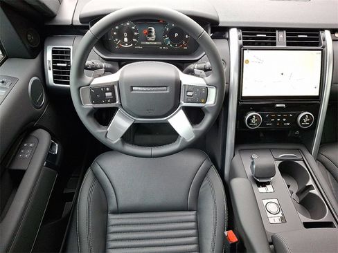 New 2025 Land Rover Discovery S image 6
