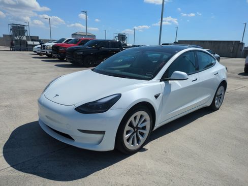 Used 2023 Tesla Model 3 Standard Range image 9