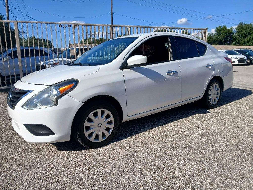 Used 2016 Nissan Versa SV FWD image 1