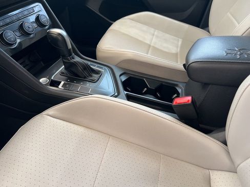 Used 2021 Volkswagen Tiguan SE w/ Panoramic Sunroof Package image 27