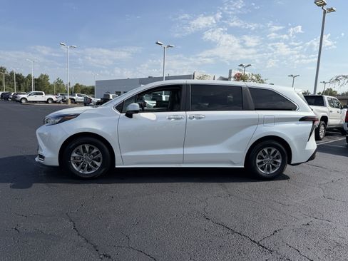 Certified 2024 Toyota Sienna XLE FWD image 4