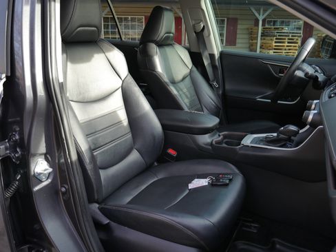 Used 2020 Toyota RAV4 Limited image 30