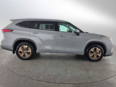 Used 2022 Toyota Highlander Bronze Edition image 2