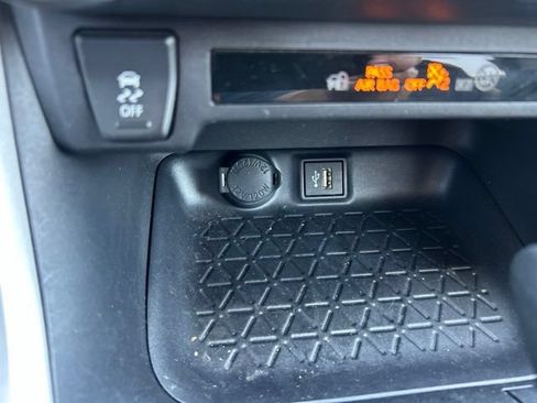 Used 2025 Toyota RAV4 XLE AWD/4WD image 17