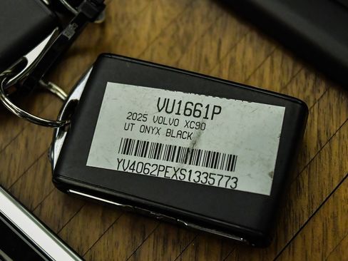 Certified 2025 Volvo XC90 B6 Plus image 30