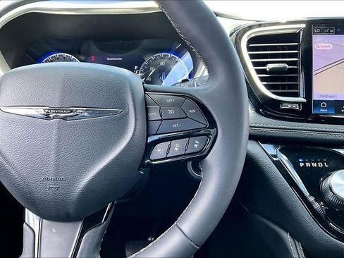 Used 2025 Chrysler Pacifica Limited FWD image 25