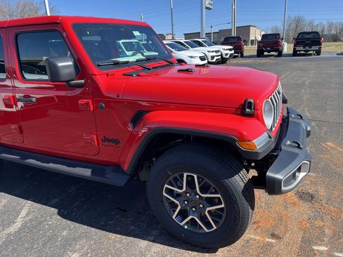 New 2026 Jeep Wrangler Sahara AWD/4WD image 4