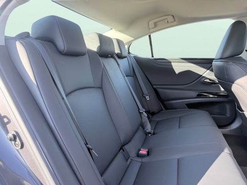 Used 2025 Lexus ES 300h F Sport image 20