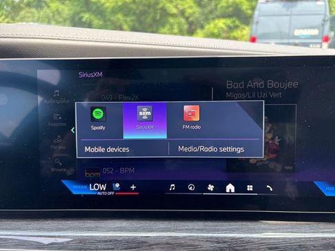 Used 2025 BMW 750e xDrive image 36