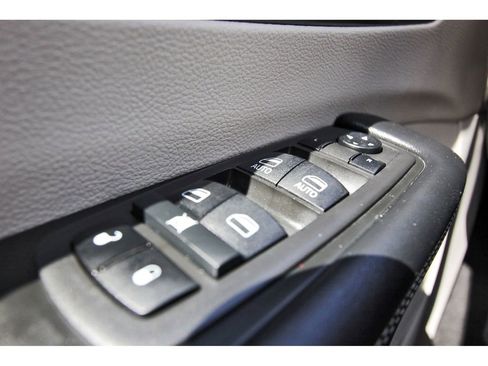 Used 2022 Chrysler Pacifica Touring-L image 21