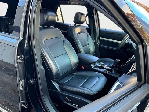 Used 2017 Ford Explorer XLT w/ XLT Technology Feature Bundle image 30