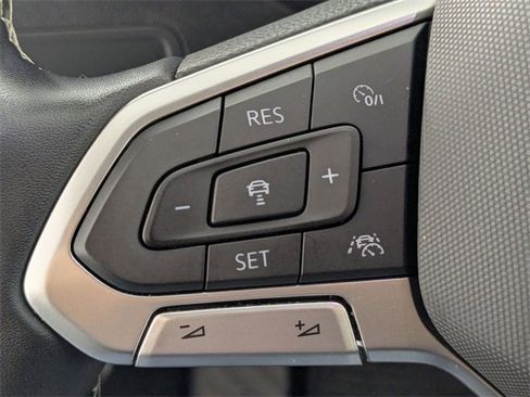 Used 2022 Volkswagen Tiguan SE image 16