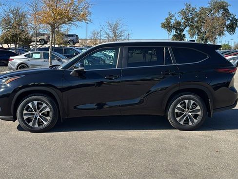 Certified 2024 Toyota Highlander XLE image 2