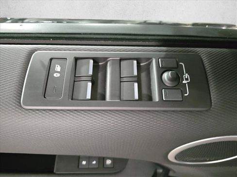 Used 2024 Land Rover Discovery Dynamic SE AWD/4WD image 28