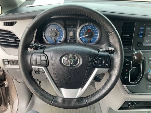 Used 2017 Toyota Sienna XLE w/ XLE Navigation Package AWD/4WD image 17