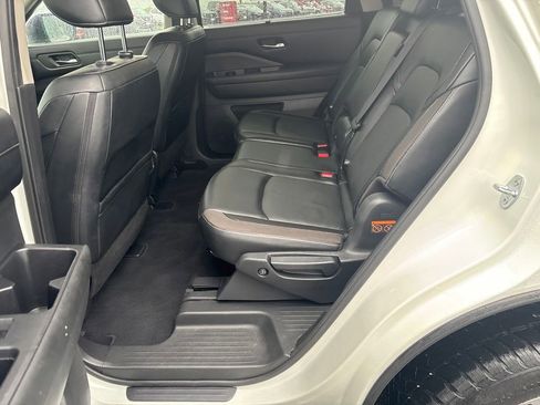 Used 2023 Nissan Pathfinder SL AWD/4WD image 25