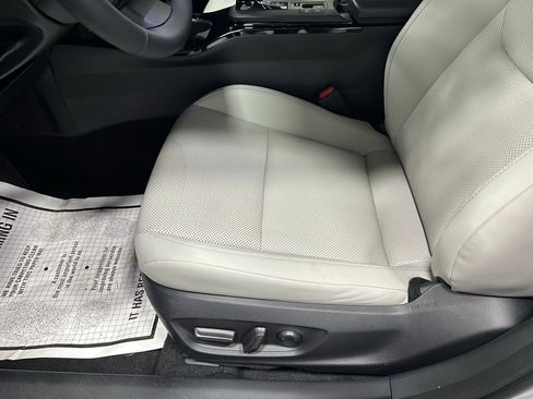 Used 2025 Toyota Prius XLE image 12