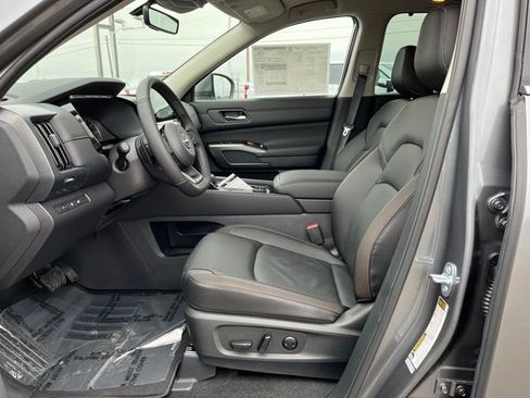New 2025 Nissan Pathfinder SL w/ Black Appearance Package image 10