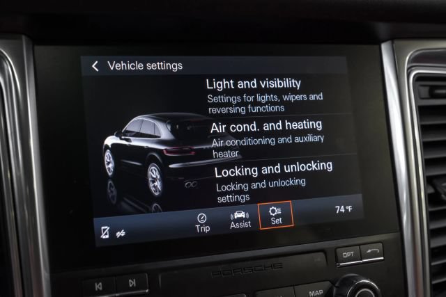 Used 2018 Porsche Macan Sport Edition AWD/4WD image 37