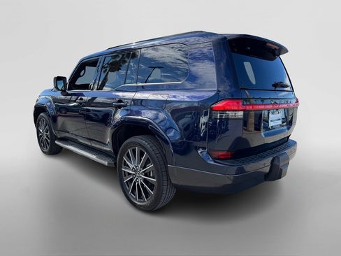 Used 2025 Lexus GX 550 w/ Accessory Package (2T) image 3