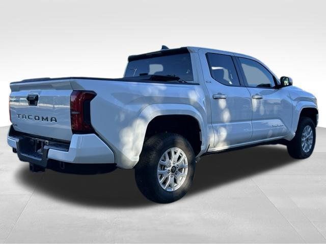 Used 2025 Toyota Tacoma SR5 AWD/4WD image 5