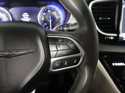 Used 2023 Chrysler Pacifica Touring-L FWD image 42