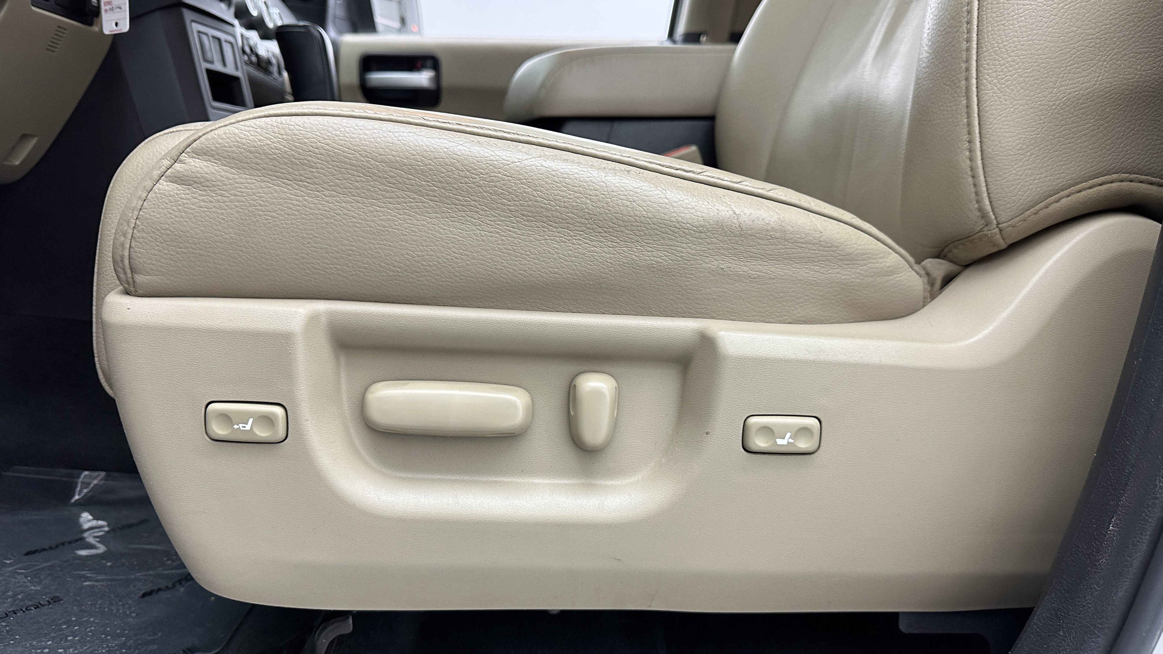 Used 2018 Toyota Sequoia Limited w/ Safety & Convenience Package RWD image 18