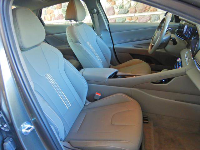 Used 2025 Hyundai Elantra SEL FWD image 16