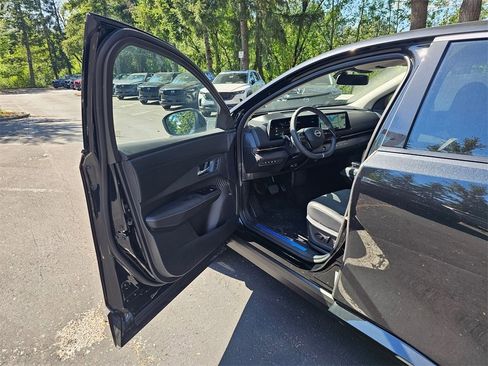 New 2025 Nissan Ariya AWD image 18