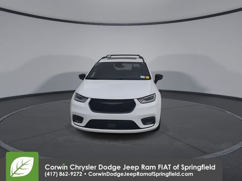Used 2025 Chrysler Pacifica Limited FWD image 5