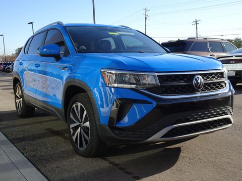 Used 2022 Volkswagen Taos SE w/ Panoramic Sunroof Package image 8