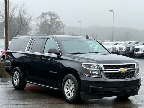 Used 2018 Chevrolet Suburban LT image 35