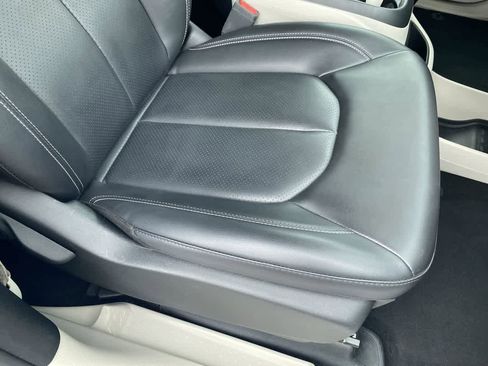 Used 2024 Chrysler Pacifica Select image 25