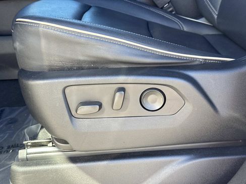 Used 2023 Chevrolet Suburban Premier image 20