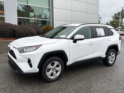 Used 2020 Toyota RAV4 XLE FWD image 2