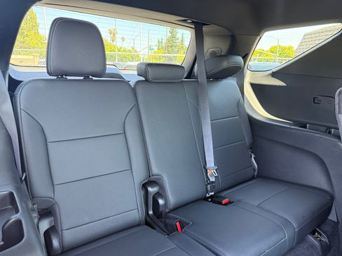 Used 2025 Chevrolet Traverse LT FWD image 21