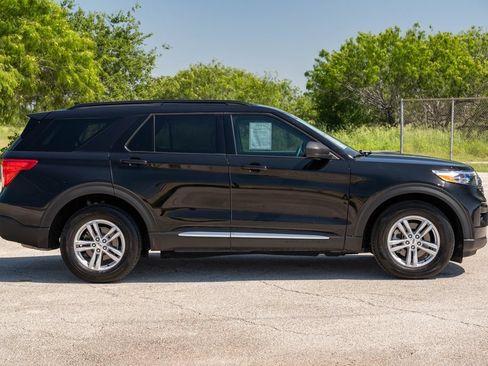 Certified 2024 Ford Explorer XLT RWD image 9
