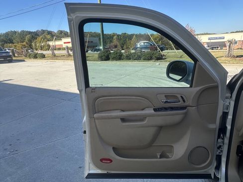 Used 2010 Cadillac Escalade ESV Luxury image 23